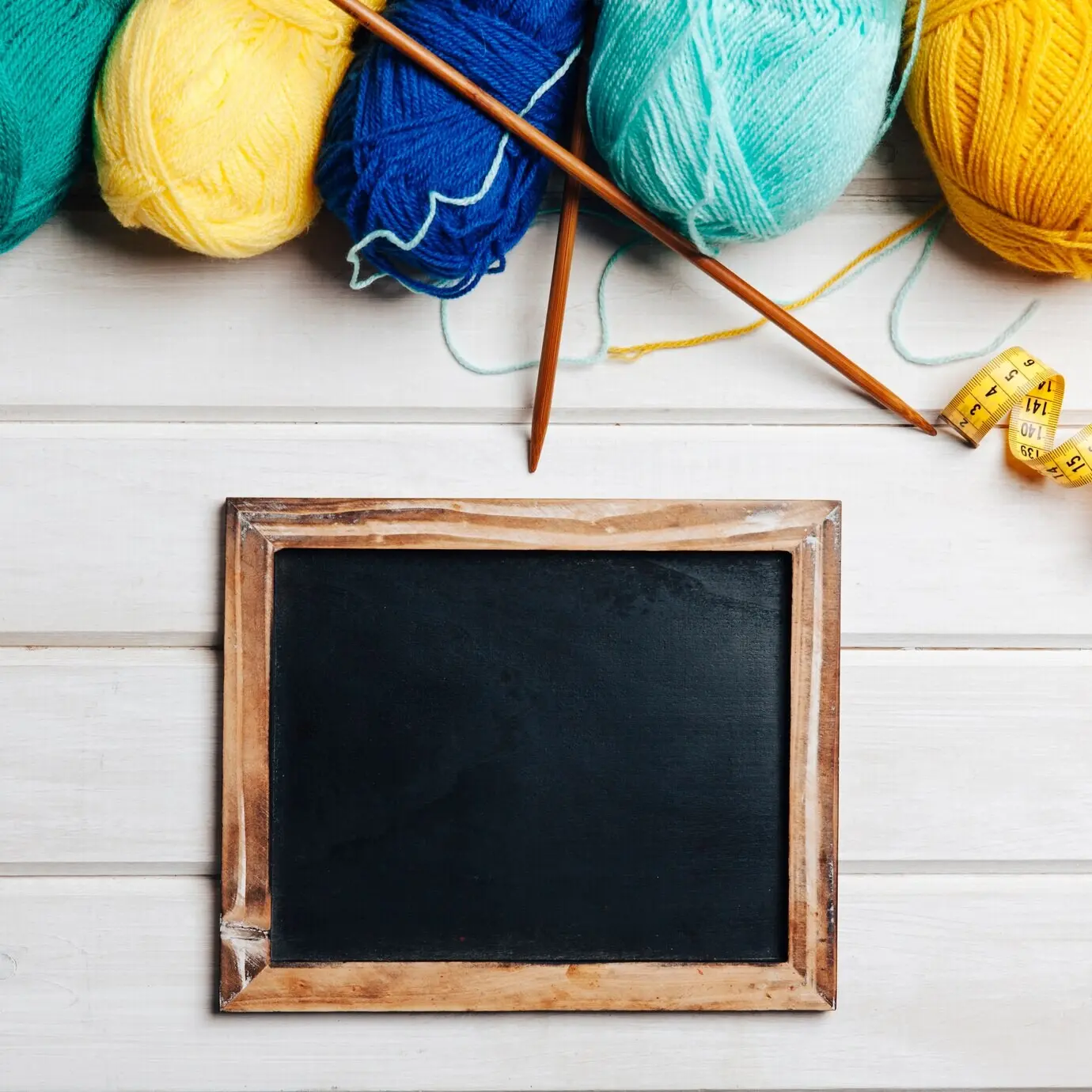 Schiefer unter Wollkugeln