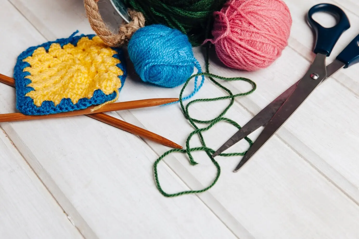 Bitte sende die ursprüngliche Beschreibung, die ich auf Deutsch umformulieren soll.