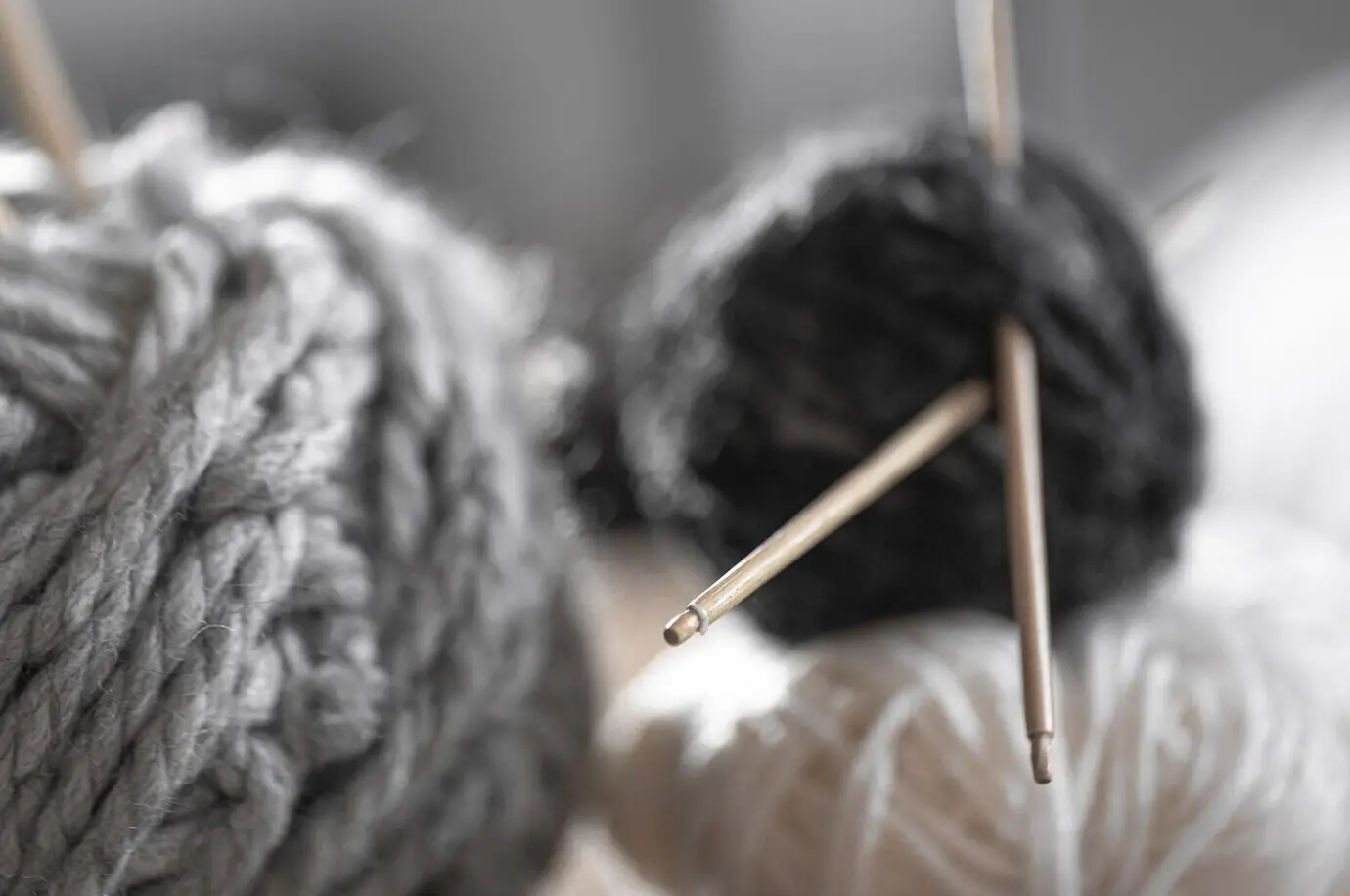 Nahaufnahme von Garnknäueln, heimisches Hobby und Handarbeit, Nahaufnahme