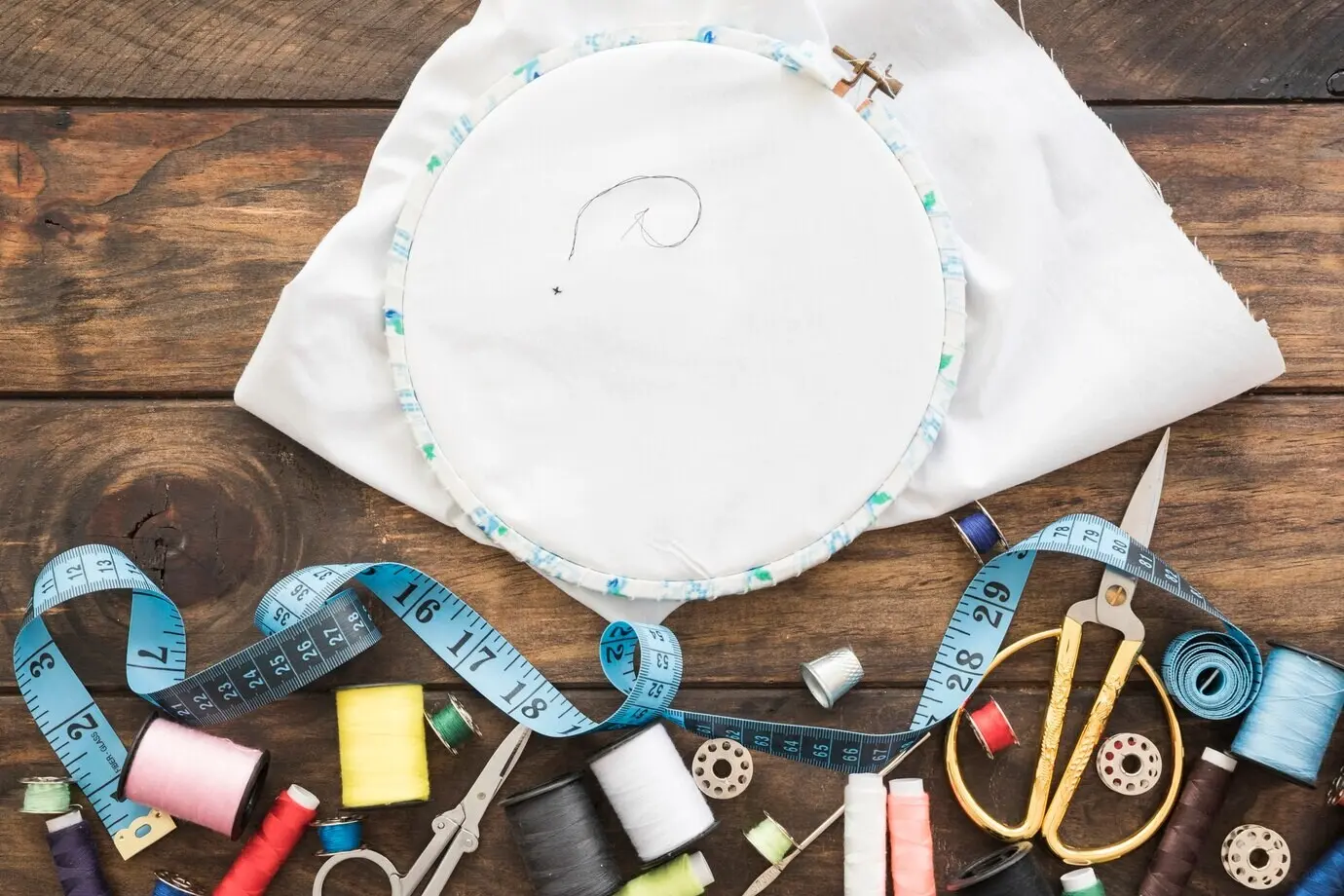 Nähzubehör in der Nähe einer Stickerei